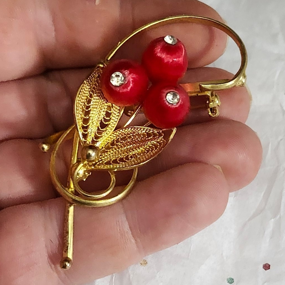 Vtg Red Angel Hair Rhinestone Gold Tone Filigree Holly Pin Brooch - Picture 2 of 3